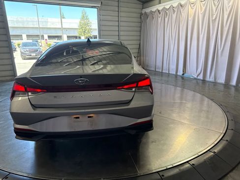 Used 2022 Hyundai Elantra SEL FWD image 6