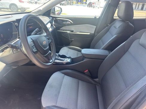Used 2025 Chevrolet Trax LT FWD image 8