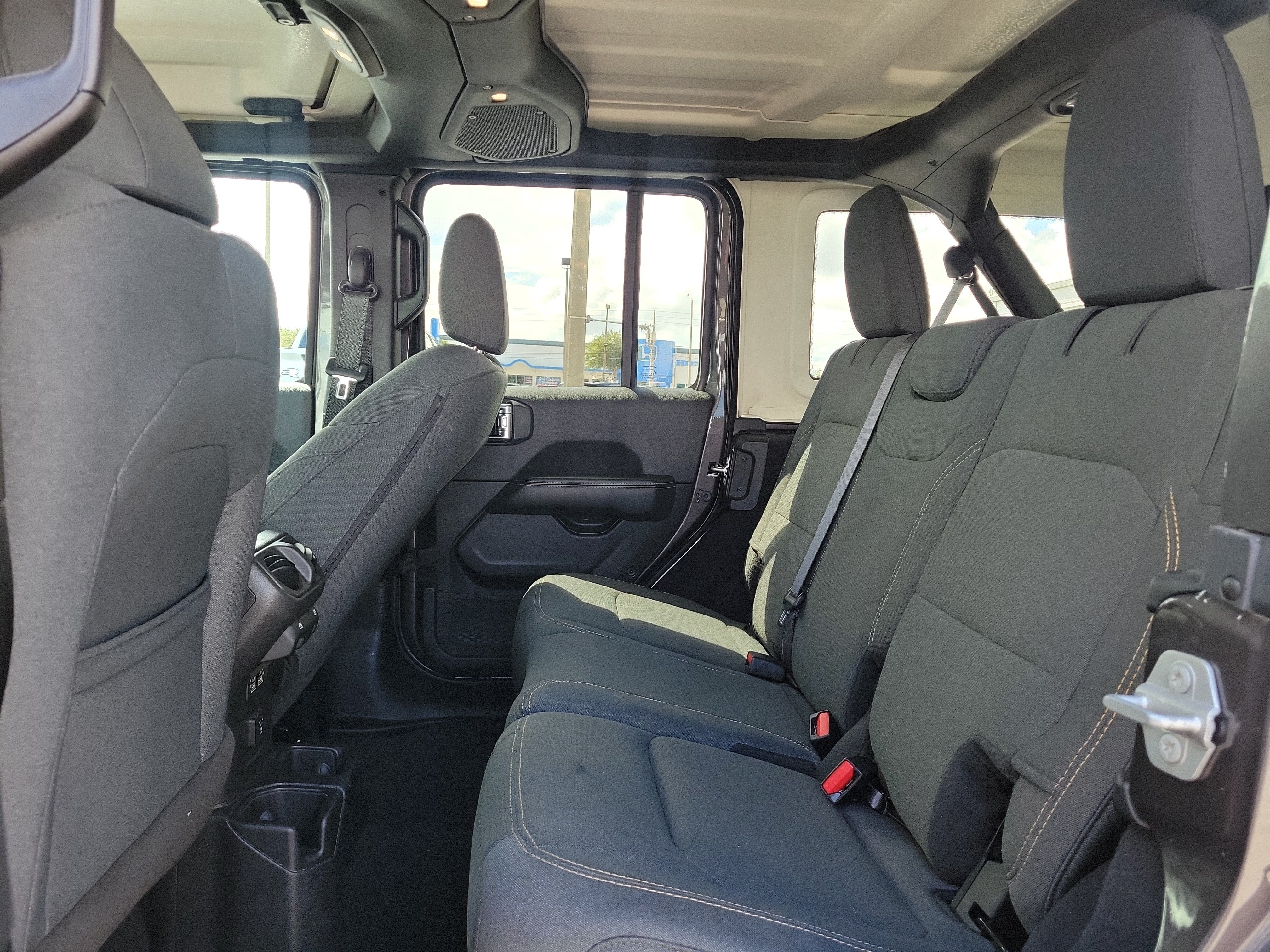 Used 2025 Jeep Wrangler Unlimited Sahara AWD/4WD image 17
