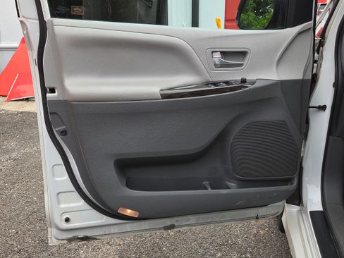 Used 2020 Toyota Sienna XLE FWD image 10