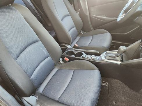 Used 2019 Toyota Yaris L image 14