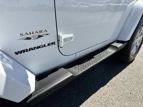 Used 2017 Jeep Wrangler Sahara w/ Connectivity Group image 12
