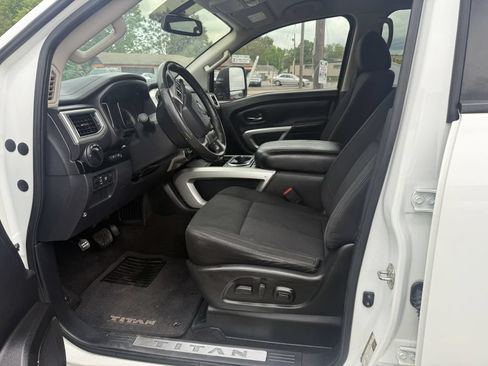Used 2019 Nissan Titan SV w/ SV Convenience Package AWD/4WD image 8