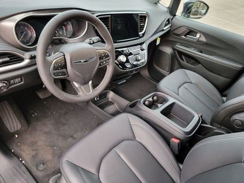 New 2026 Chrysler Pacifica Select image 17