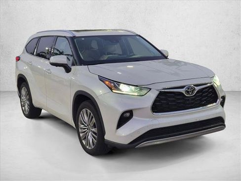 Used 2023 Toyota Highlander Platinum FWD image 3