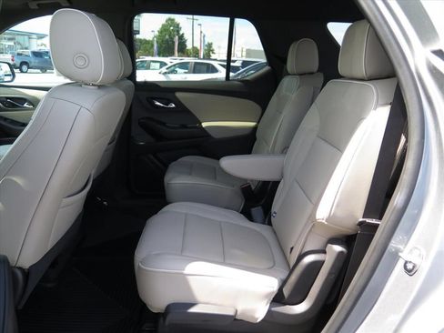 Used 2023 Chevrolet Traverse Premier FWD image 16