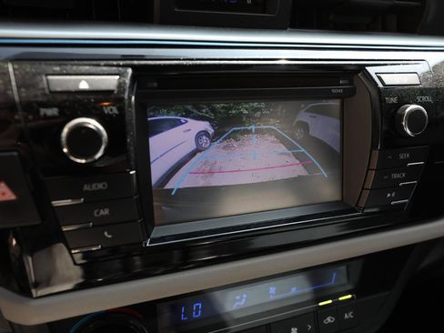 Used 2015 Toyota Corolla LE FWD image 18