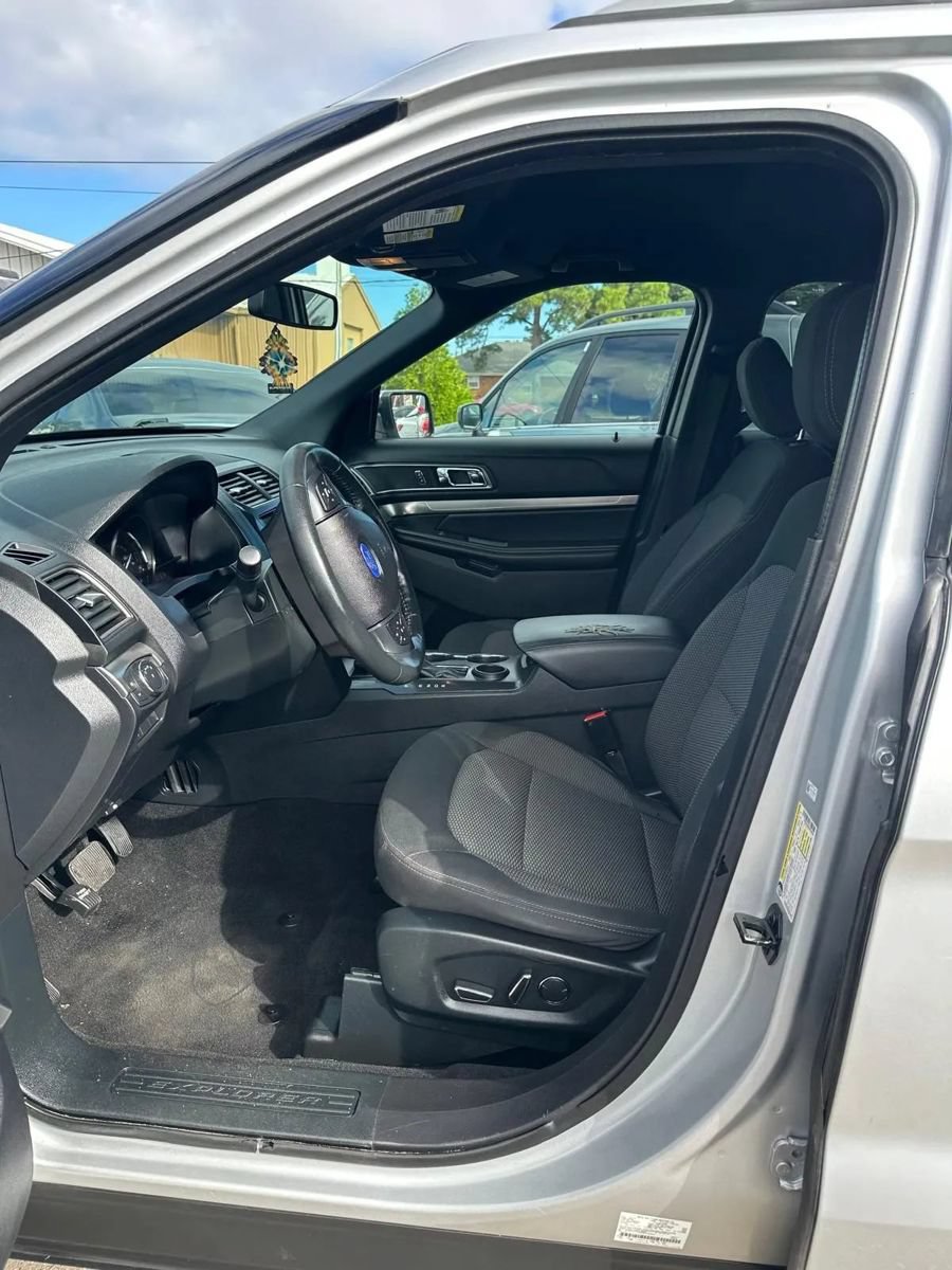 Used 2018 Ford Explorer XLT w/ Equipment Group 201A FWD image 17