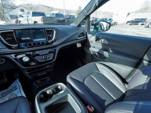New 2026 Chrysler Pacifica Select image 39