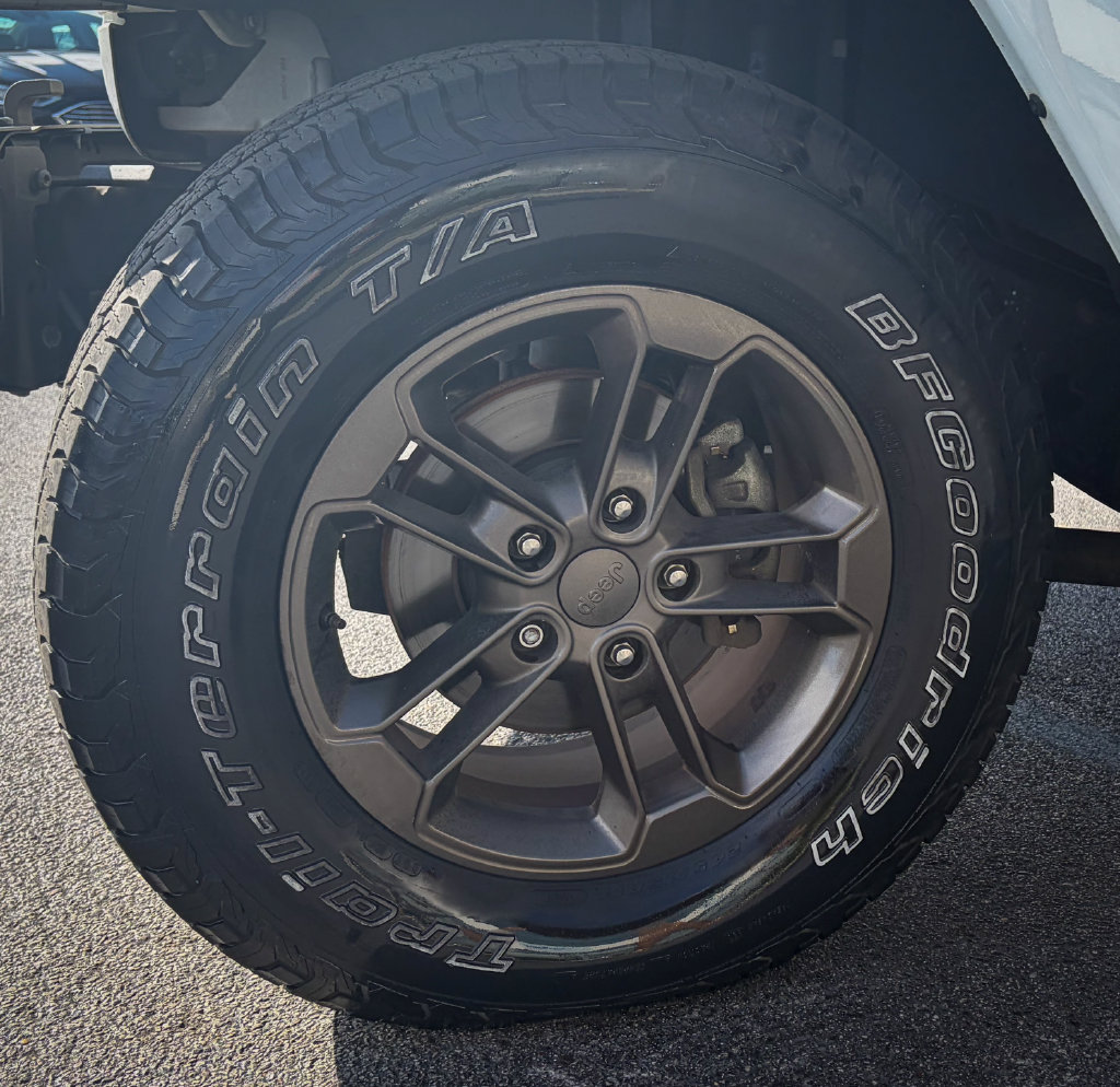 Used 2016 Jeep Wrangler Unlimited Sahara AWD/4WD image 18