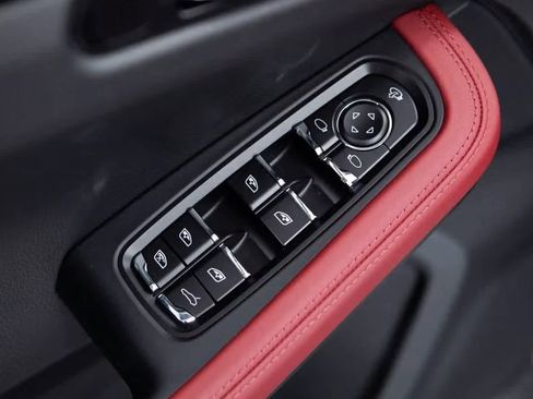 Certified 2025 Porsche Macan image 19