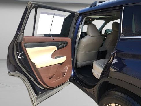Used 2022 Toyota Highlander XLE FWD image 9