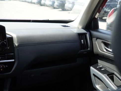 Used 2024 Nissan Pathfinder SL FWD image 21