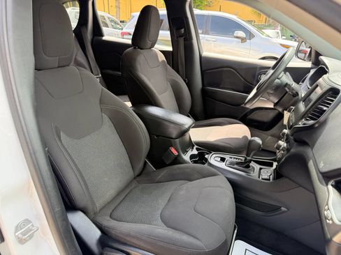 Used 2019 Jeep Cherokee Latitude w/ Popular Appearance Group FWD image 16
