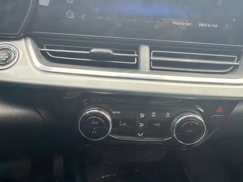 Used 2025 Chevrolet Trax LT FWD image 51