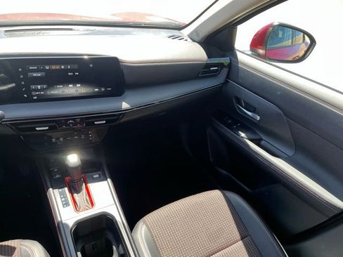 Used 2025 Nissan Kicks SR FWD image 11