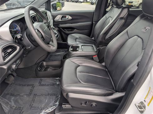 Used 2024 Chrysler Pacifica Limited FWD image 18