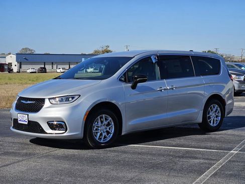 New 2026 Chrysler Pacifica Select image 3