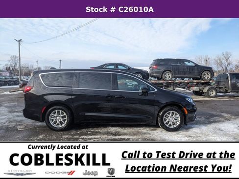 New 2026 Chrysler Pacifica Select image 2