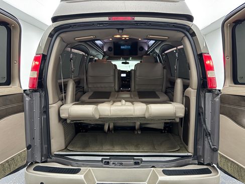 Used 2017 Chevrolet Express 2500 Extended RWD image 7