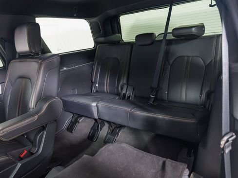 Used 2024 Ford Expedition Platinum image 23