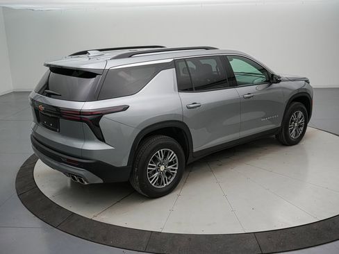 Used 2025 Chevrolet Traverse LT image 4