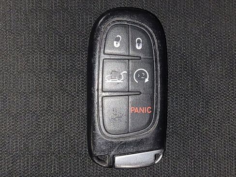 Used 2019 Jeep Cherokee Latitude Plus w/ Comfort/Convenience Group AWD/4WD image 32