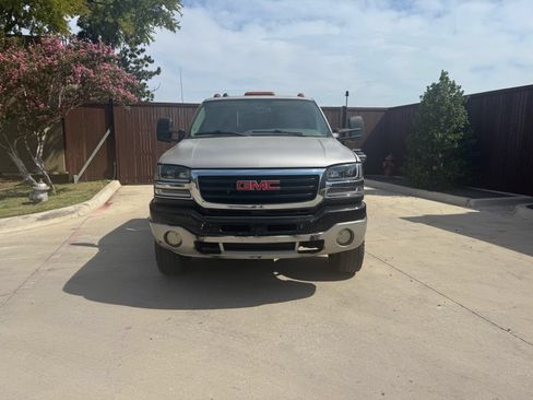 Used 2004 GMC Sierra 2500 SLE w/ Heavy-Duty Power Package AWD/4WD image 1