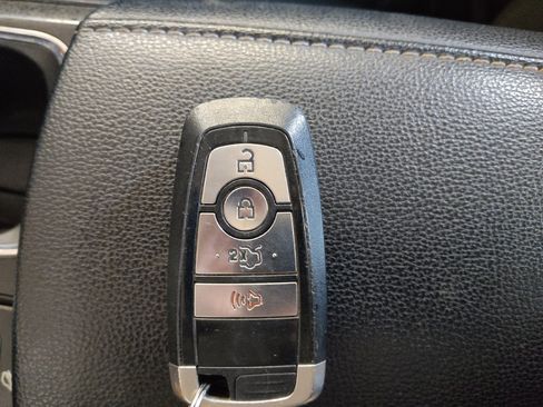 Used 2020 Ford Fusion SE FWD image 32