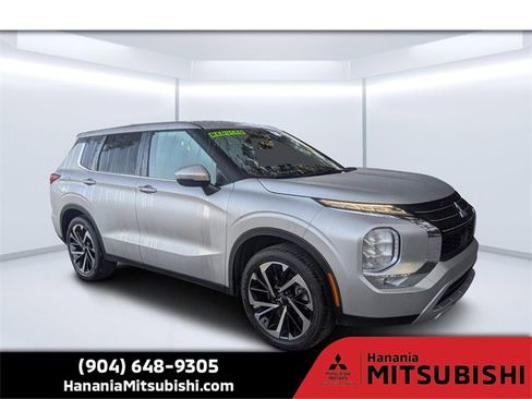 Used 2022 Mitsubishi Outlander SE image 1