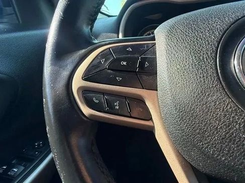 Used 2017 Jeep Cherokee Latitude AWD/4WD image 21
