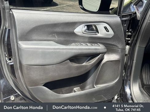 Used 2025 Chrysler Pacifica Limited w/ Trailer Tow Group FWD image 11