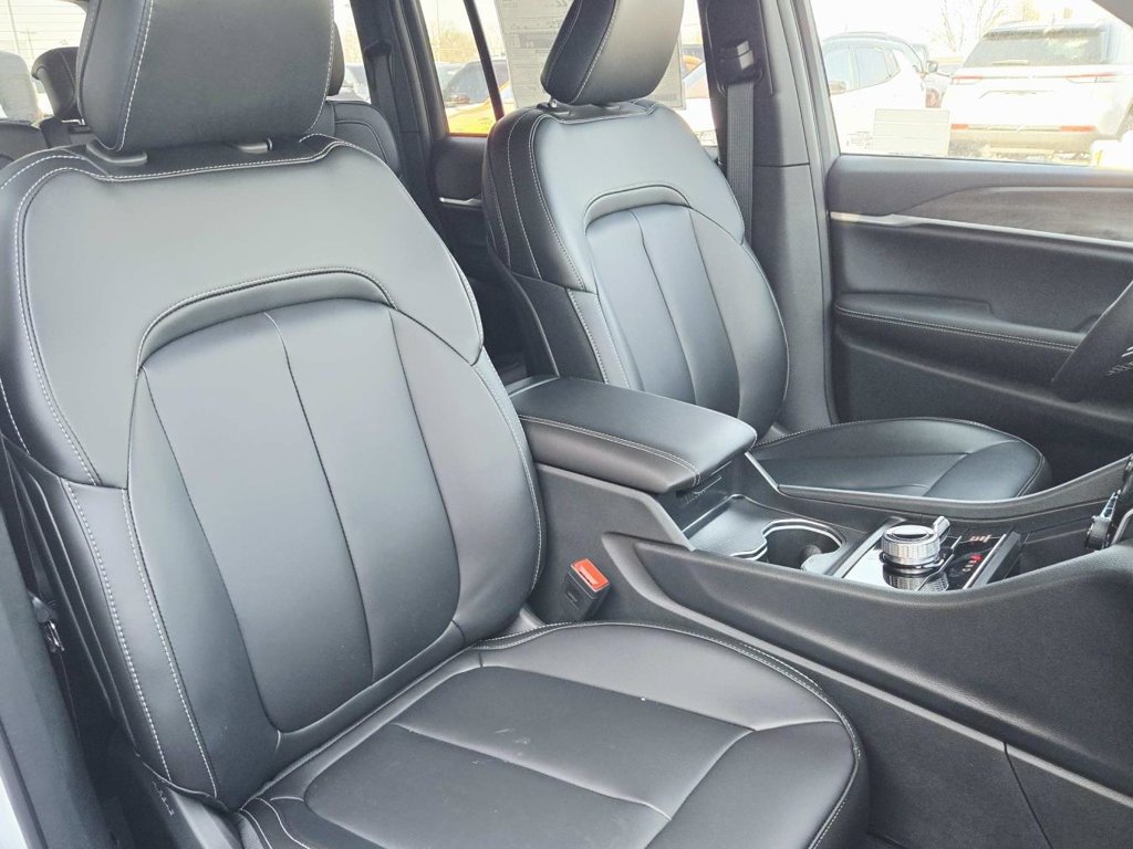 Certified 2025 Jeep Grand Cherokee Limited w/ Black Appearance Package AWD/4WD image 17