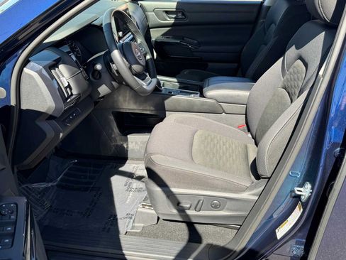 Used 2025 Nissan Pathfinder SV FWD image 21