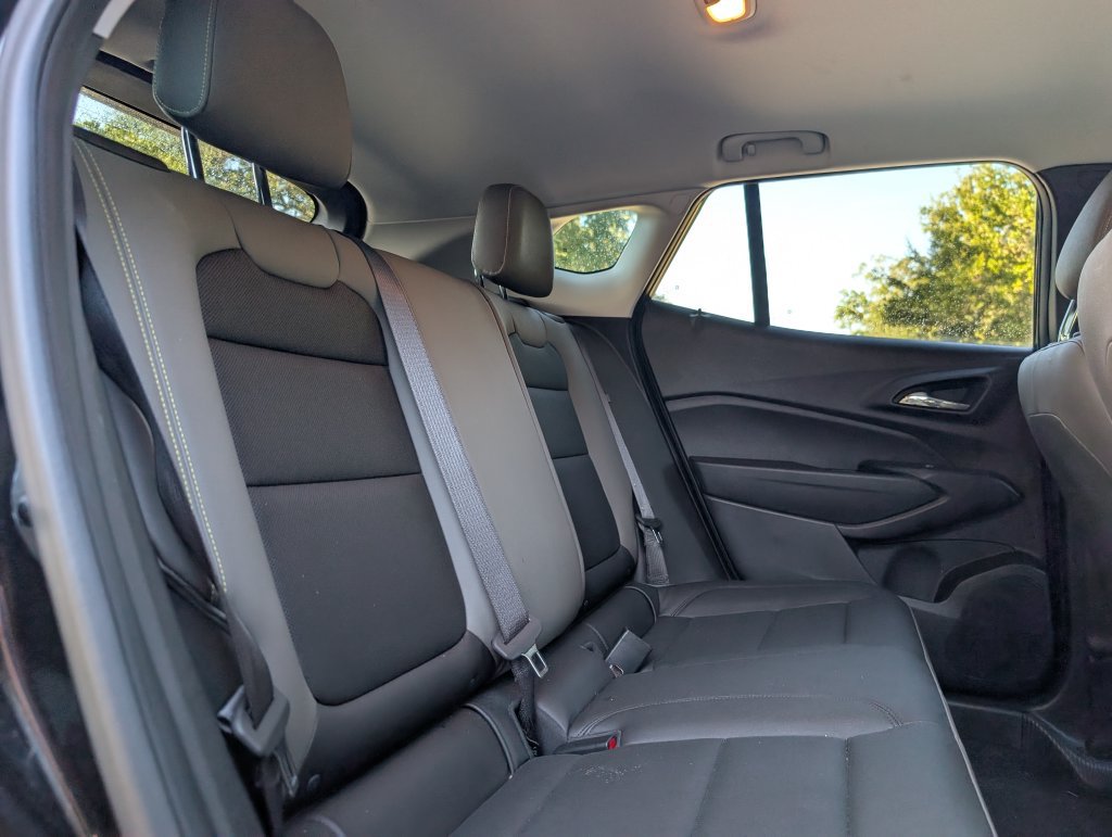 Used 2025 Chevrolet Trax ACTIV w/ Sunroof Package FWD image 21