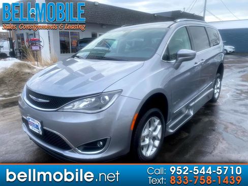 Used 2018 Chrysler Pacifica Touring-L w/ Tire & Wheel Group image 1