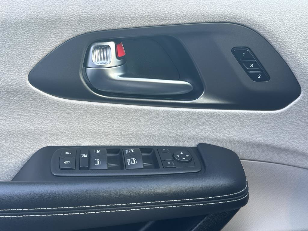 Used 2024 Chrysler Pacifica Touring-L FWD image 20