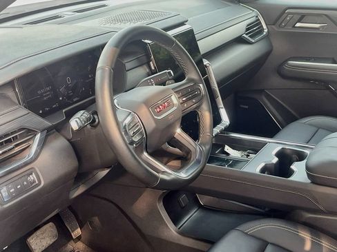 Used 2025 GMC Acadia Elevation w/ Elevation Premium Package AWD/4WD image 9
