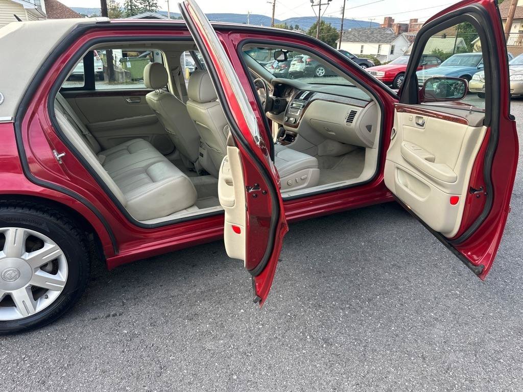 Used 2006 Cadillac DTS w/ Trunk Convenience Package FWD image 22