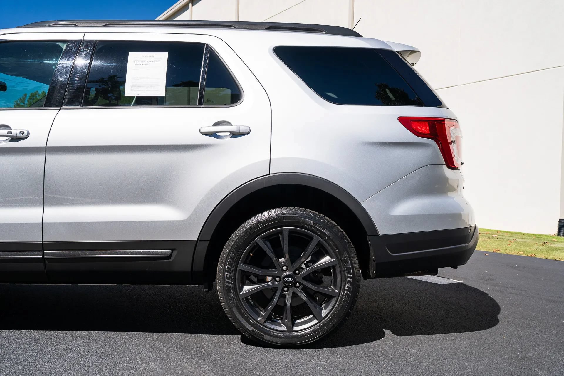 Used 2018 Ford Explorer XLT w/ Equipment Group 202A AWD/4WD image 5