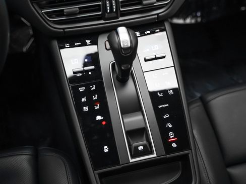 Used 2025 Porsche Macan image 20