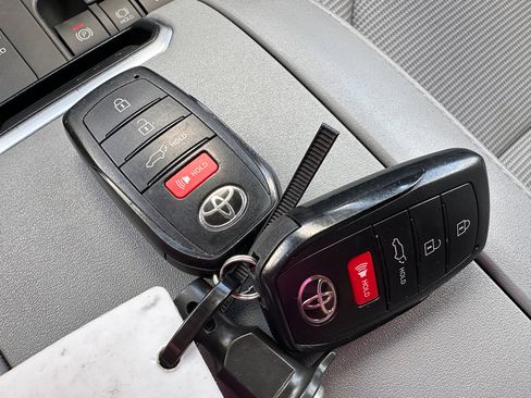 Used 2024 Toyota Highlander LE image 34