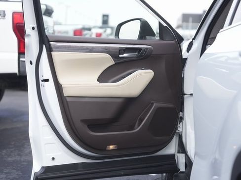 Used 2022 Toyota Highlander Platinum image 30
