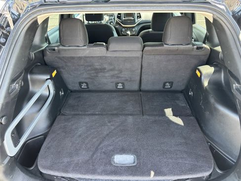 Used 2014 Jeep Cherokee Latitude w/ Cold Weather Group AWD/4WD image 16