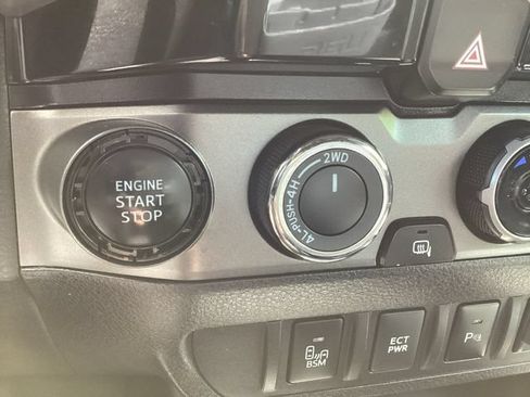 Used 2017 Toyota Tacoma TRD Off-Road AWD/4WD image 18