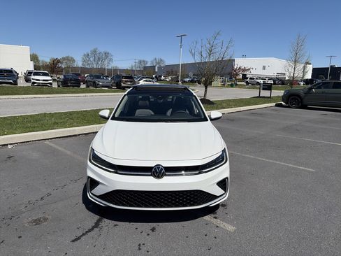 Used 2025 Volkswagen Jetta SEL image 2