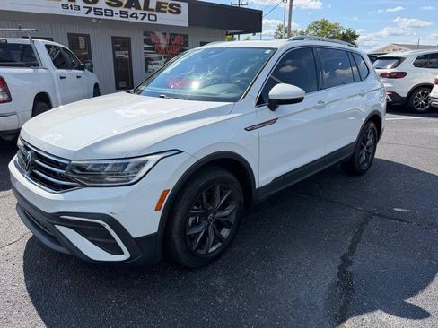 Used 2022 Volkswagen Tiguan SE w/ Panoramic Sunroof Package FWD image 2