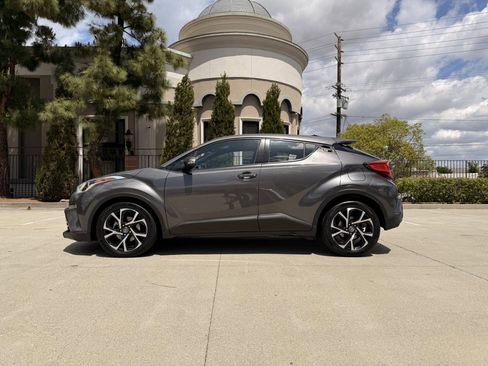 Used 2018 Toyota C-HR XLE FWD image 5