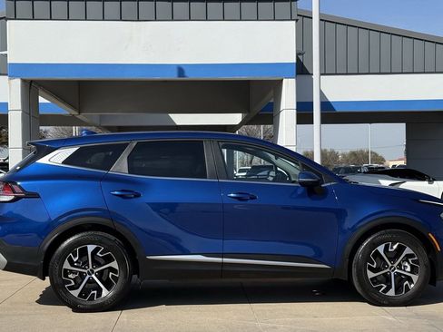 Used 2023 Kia Sportage EX image 3