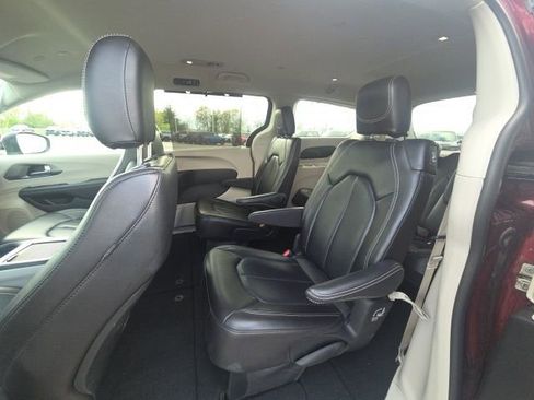 Used 2023 Chrysler Pacifica Touring-L image 19